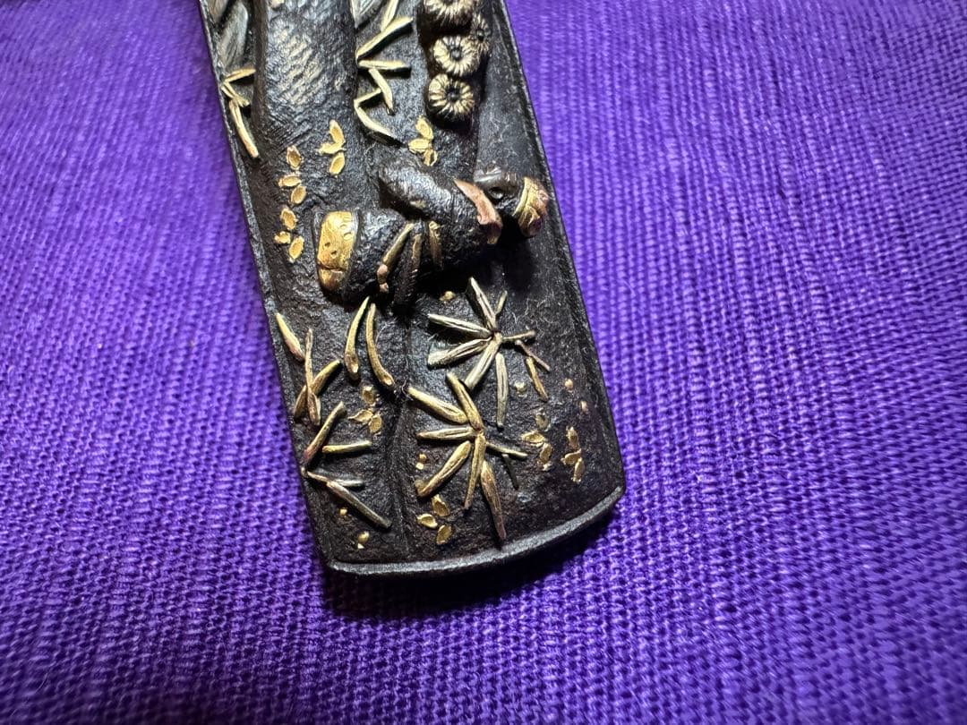 不世出の逸品　三顧礼図　無銘鉄元堂派　小柄　鉄地容彫金銀銅色絵象嵌（目貫笄鍔鐔拵