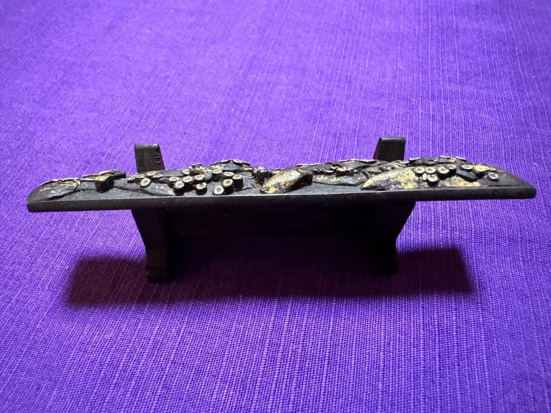 不世出の逸品　三顧礼図　無銘鉄元堂派　小柄　鉄地容彫金銀銅色絵象嵌（目貫笄鍔鐔拵