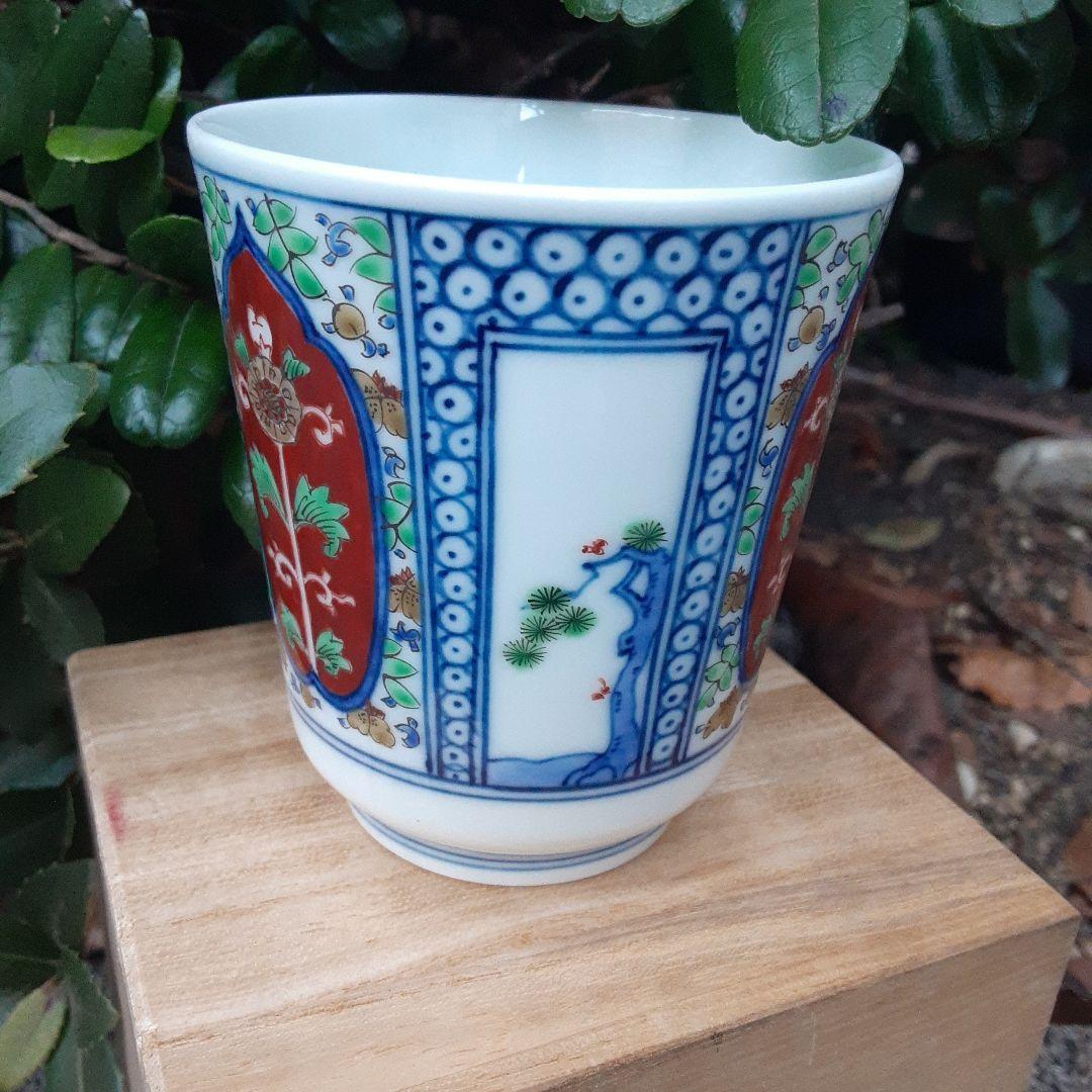 酒井田柿右衛門と書いて有ります。御湯のみ。何代目か分かりません。