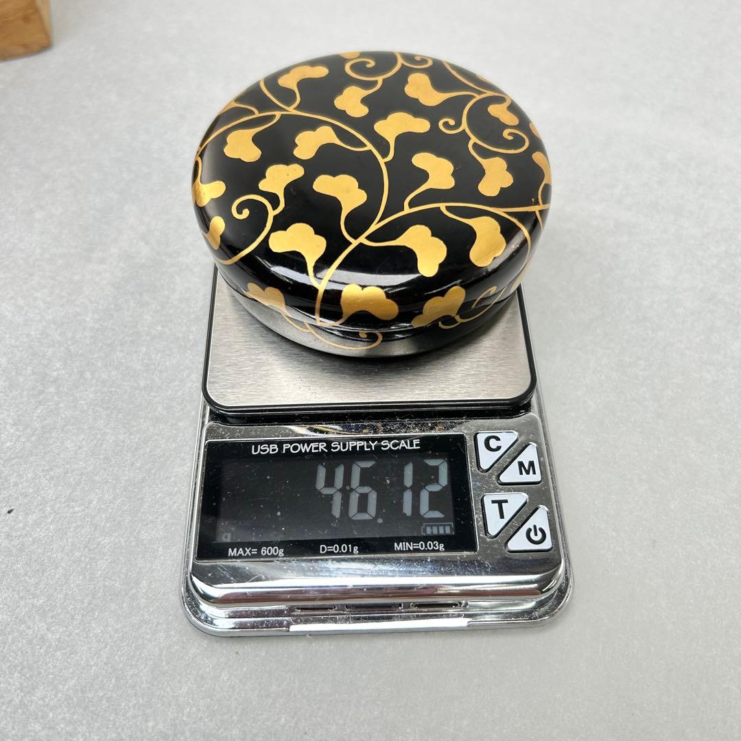 A066茶道具　黒漆塗　金彩蒔絵　草文　香合　時代箱付