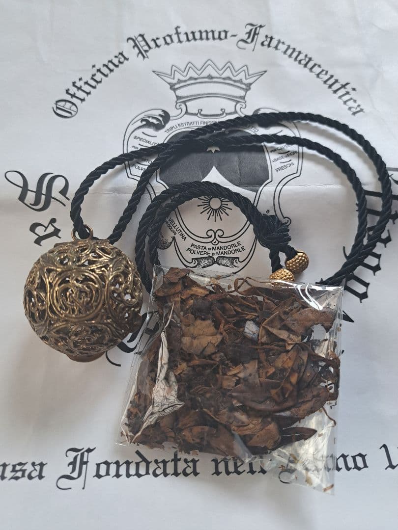 サンタマリアノヴェッラ　ポプリケースゴールド　小さめ球体