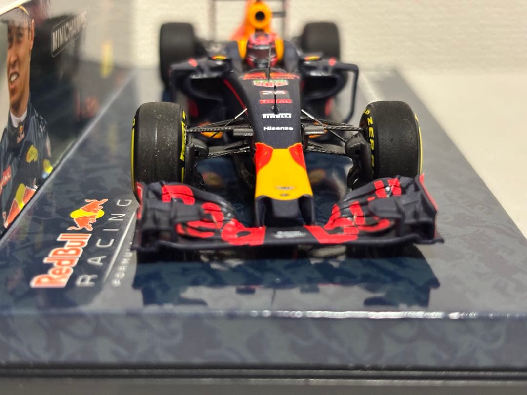 ミニチャンプス1/43レッドブルRB12 D.KVYAT