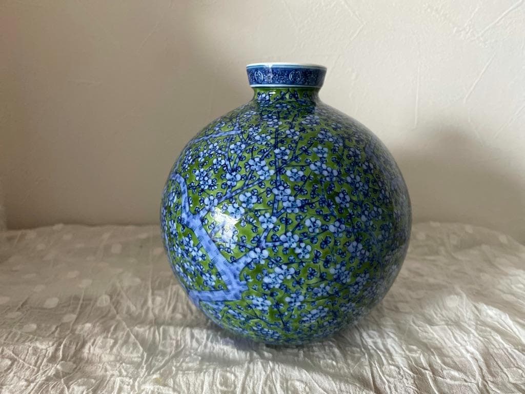 葉山有樹　緑地梅花文壺