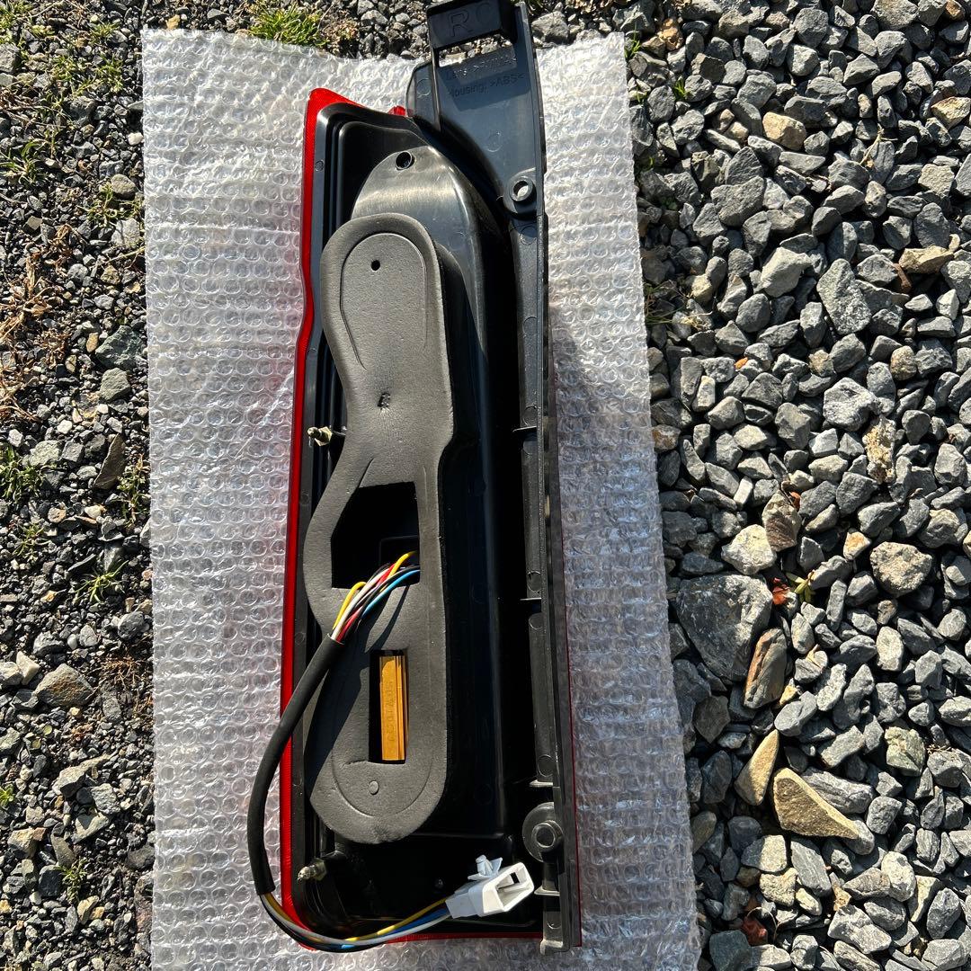 200系ハイエース　社外テールランプ　中古　右側