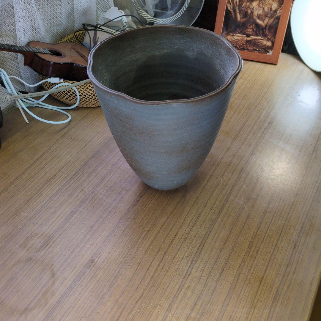 青みがかったグレーの陶器の花瓶 直径18.5cmX高さ20.5cm