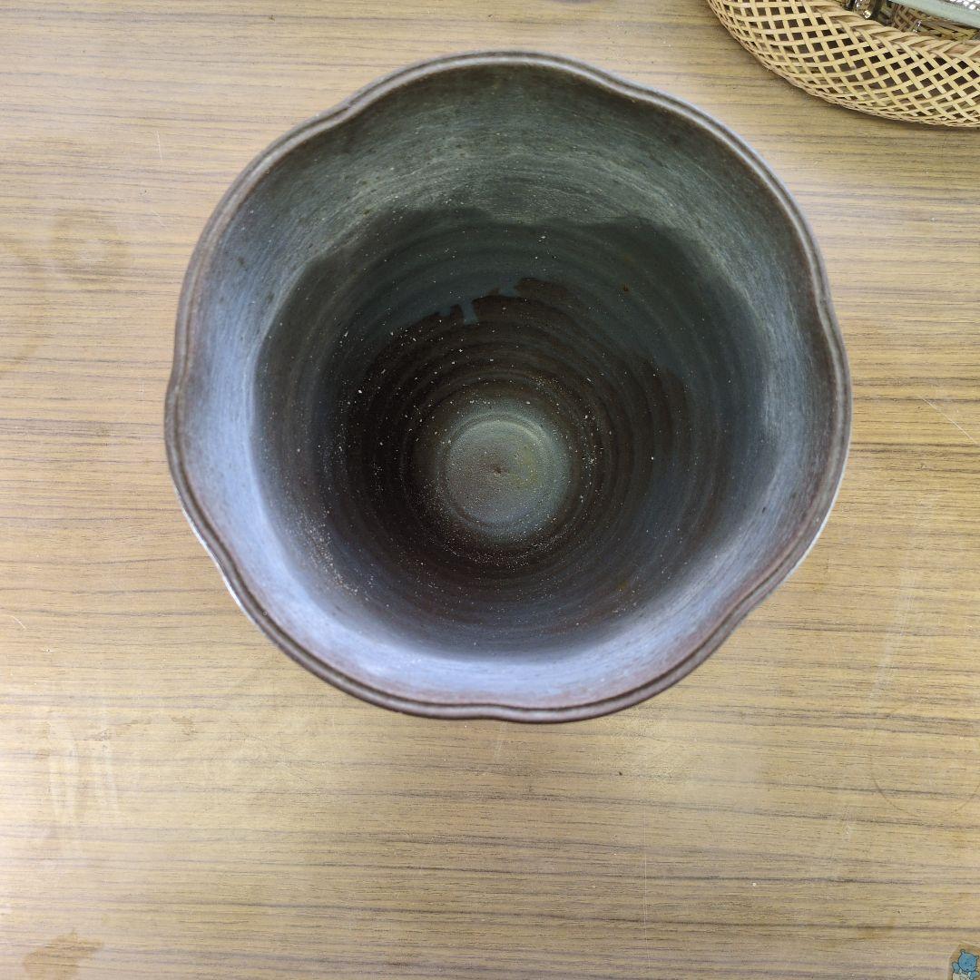 青みがかったグレーの陶器の花瓶 直径18.5cmX高さ20.5cm