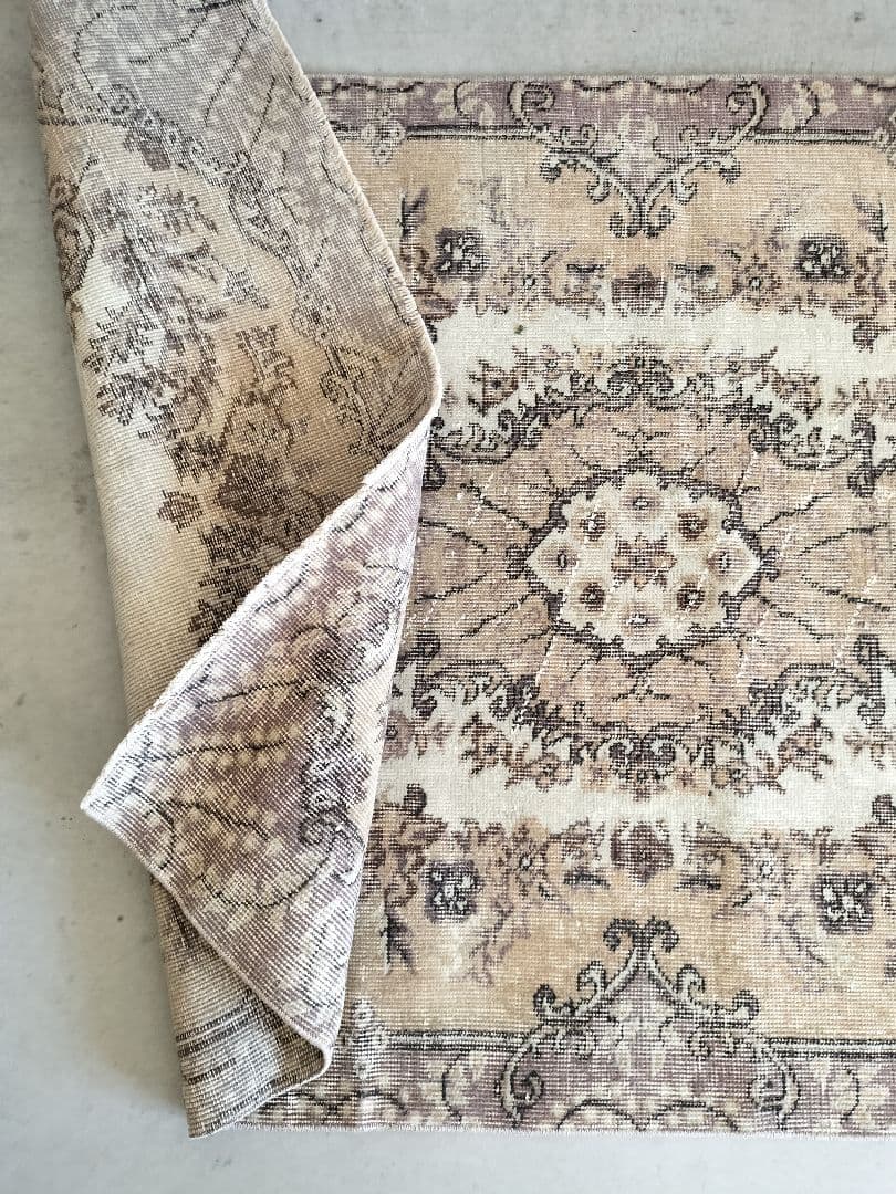 ベージュとパープル味グレー　ヴィンテージラグ　石田ゆり子さんNo.711