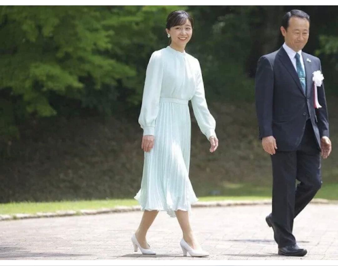 新品未使用　佳子様ワンピース ネイビーリボン付きプリーツワンピース