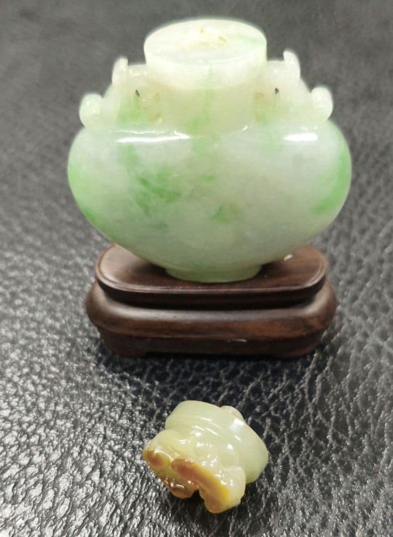 #【本翡翠】天然ジェダイト #鼻煙壺 #氷糯種 陽緑 透過良 結晶有 龍耳彫刻