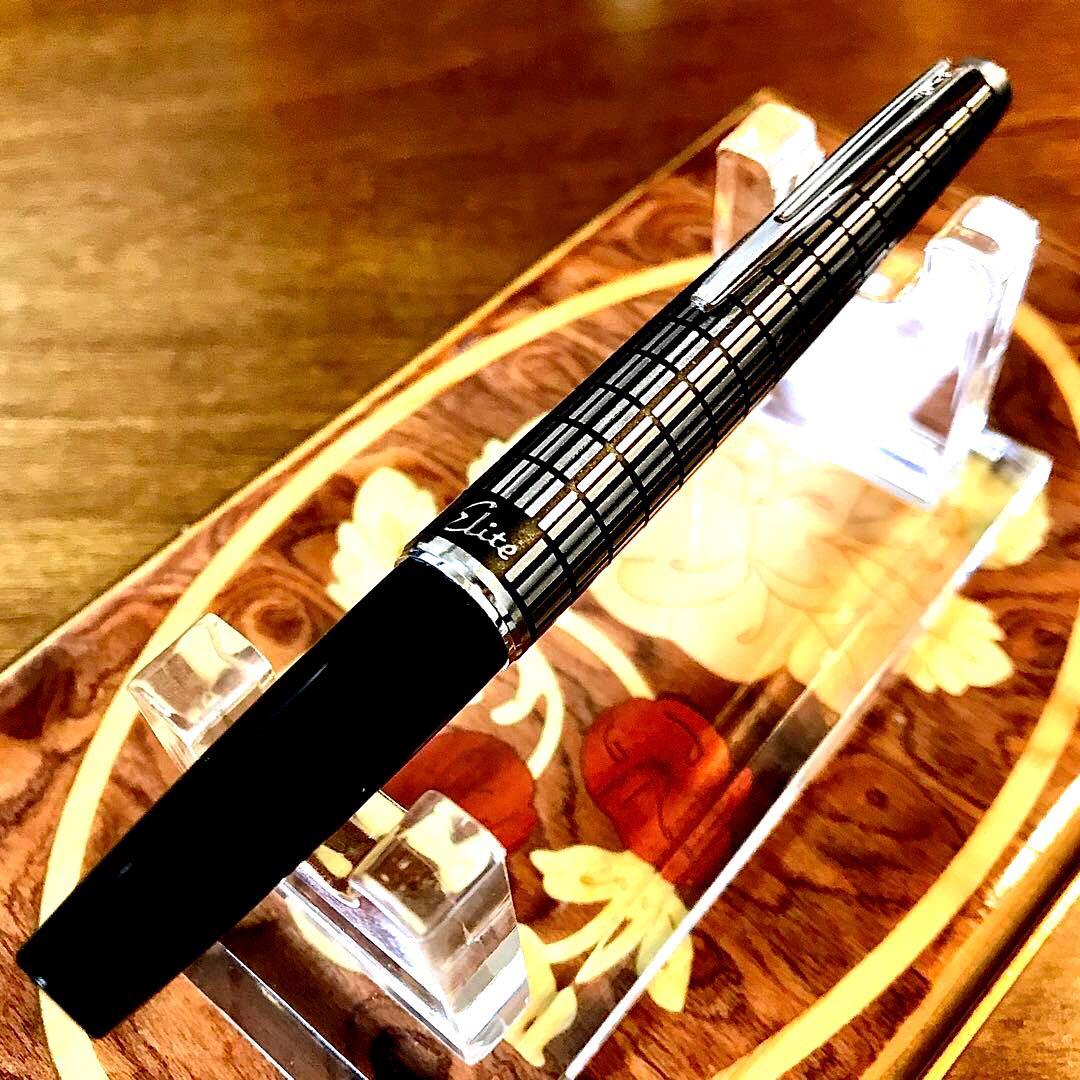 ☆超お勧め☆書き味抜群☆美しいパイロット万年筆エリート格子柄(M)シルバー