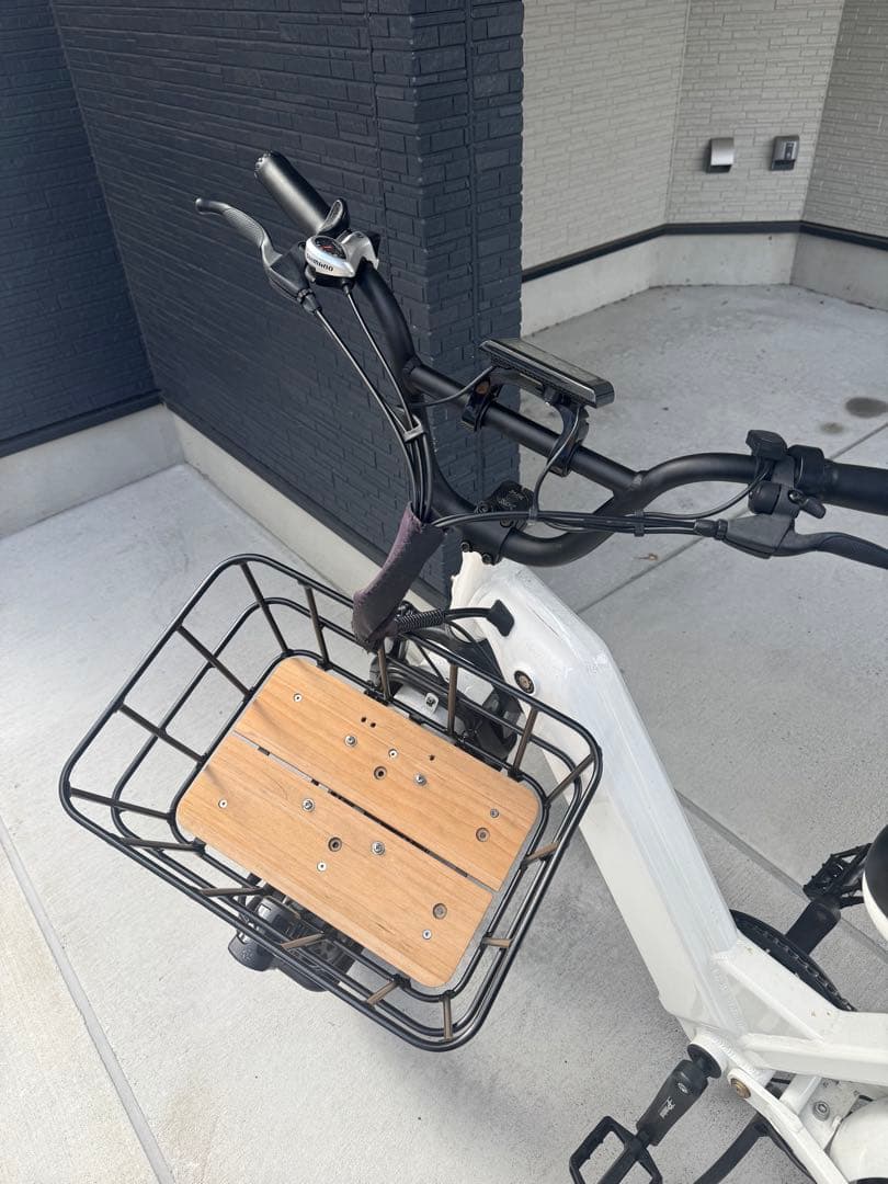 フローバイク　ホワイト　電動アシスト自転車 カゴ付き　FLOW