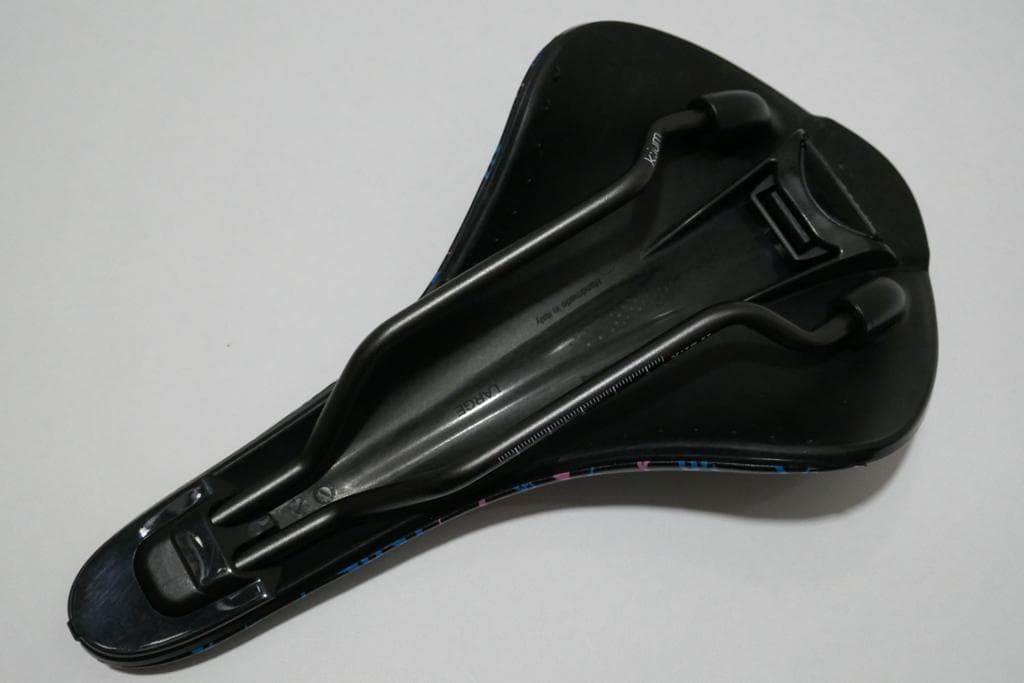 フィジーク テスト サドル ALIANTE VERSUS EVO R3　ラージ