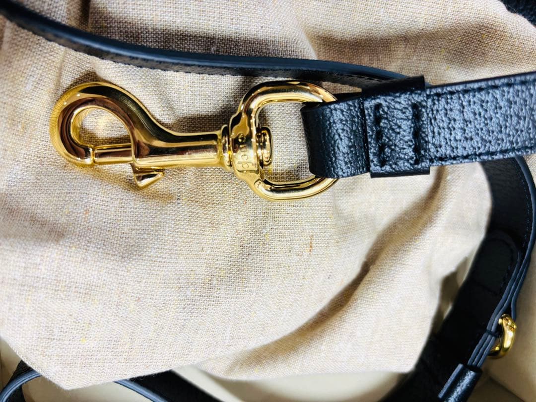 GUCCI 黒いレザー首輪 ゴールド金具付き