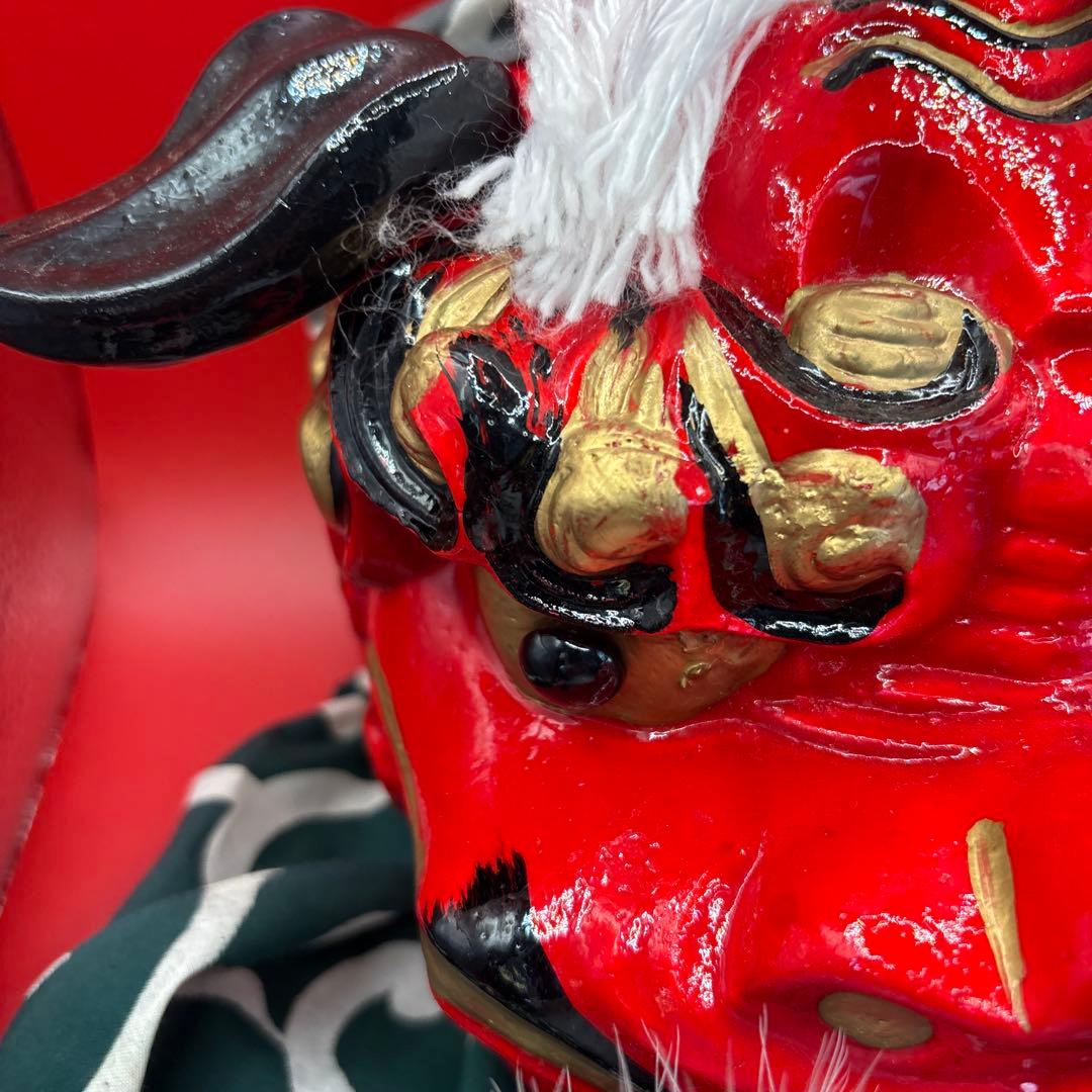 赤い獅子頭の飾り物