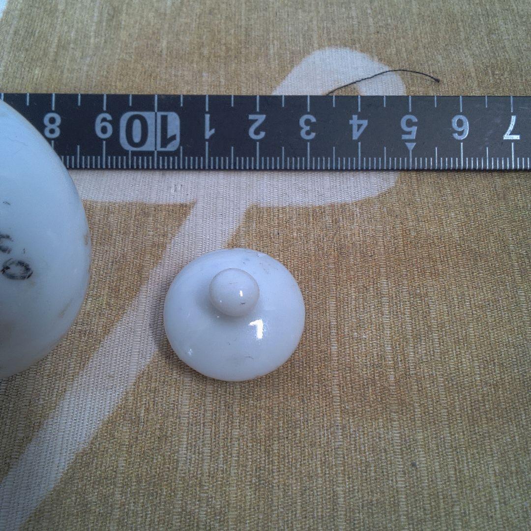 骨董 ？ 中国美術 ？ 白い陶器製の丸型空き瓶 小さい