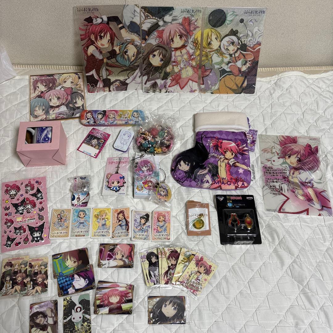 まどか☆マギカグッズ大量　カレンダー、クリアファイル、タペストリー、特典等