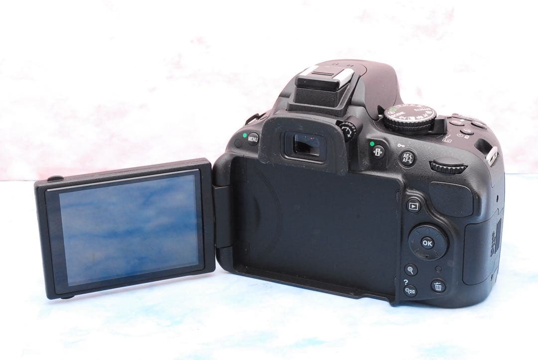 ニコン D5200☆一眼レフカメラ☆手ぶれ補正Wレンズ☆美品＆ショット数少！