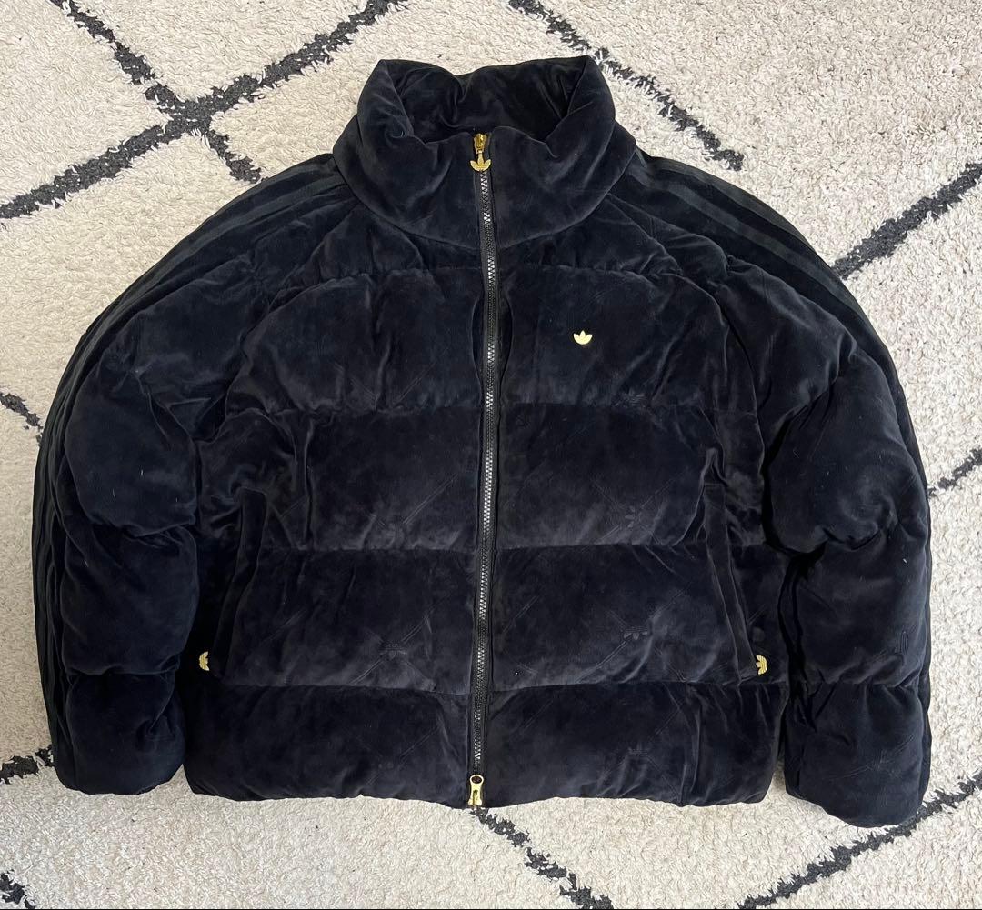 アディダス トレフォイル ブラックダウンジャケット ゴールドロゴ