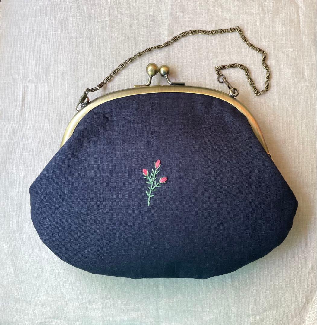 刺繍がま口ポーチバッグ　くすみカラーのガーデン　ハンドメイド