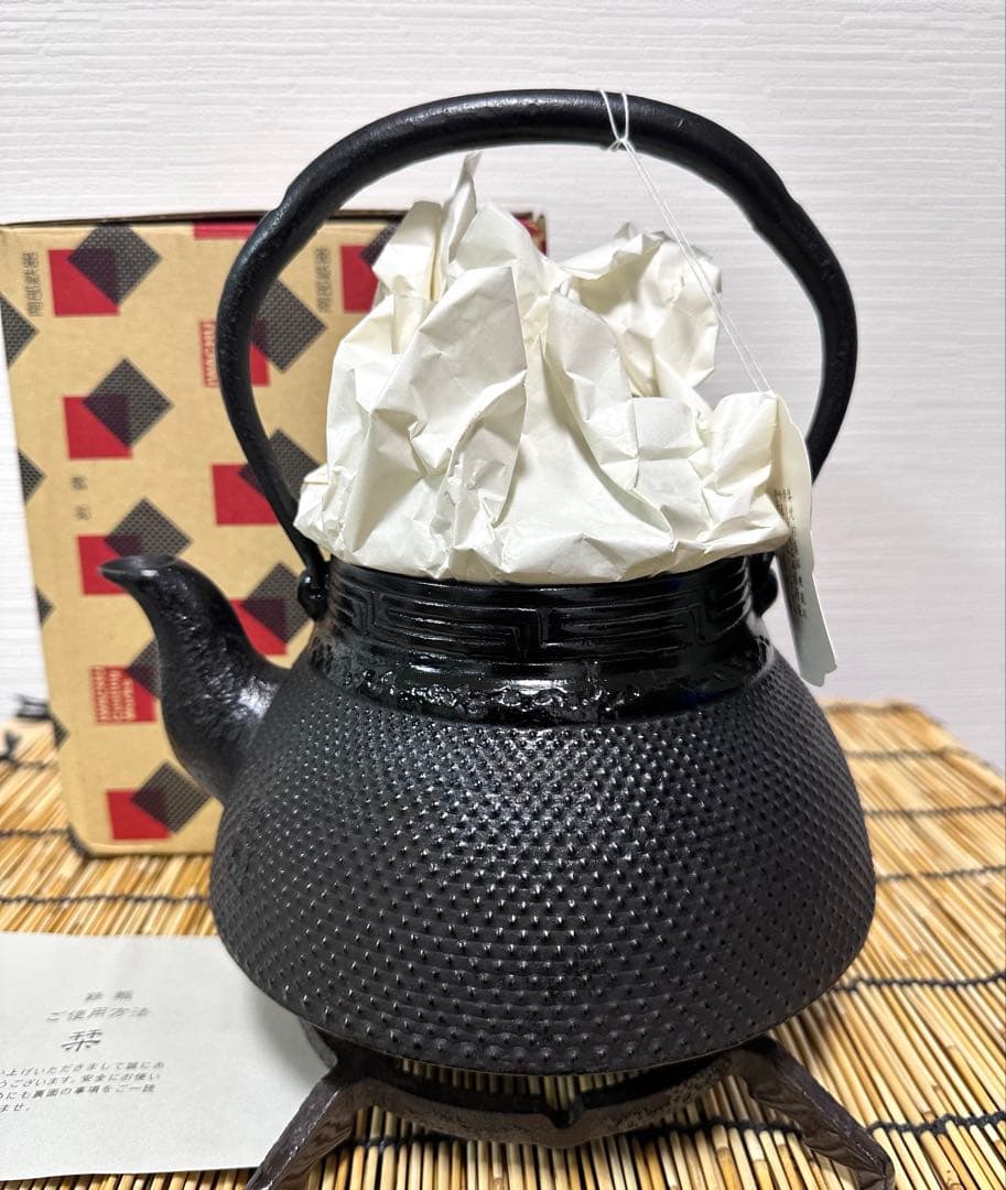 新品、供箱等付属品付　南部岩鋳四代目清末作 　真作保証　１８型アラレ　南部鉄瓶