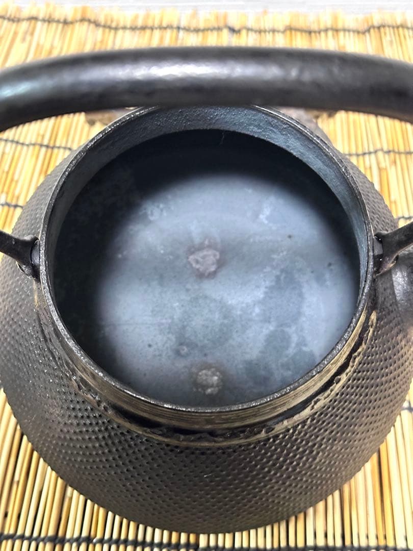 新品、供箱等付属品付　南部岩鋳四代目清末作 　真作保証　１８型アラレ　南部鉄瓶