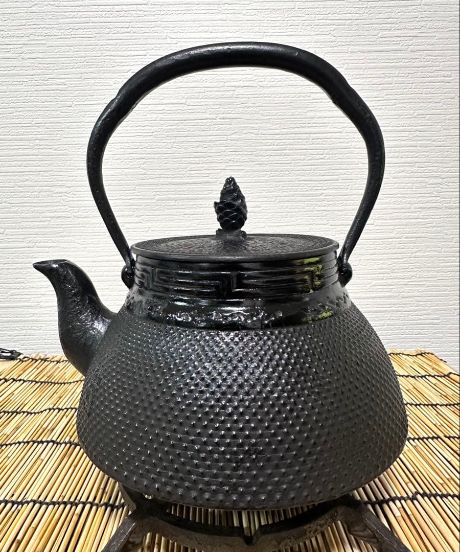 新品、供箱等付属品付　南部岩鋳四代目清末作 　真作保証　１８型アラレ　南部鉄瓶