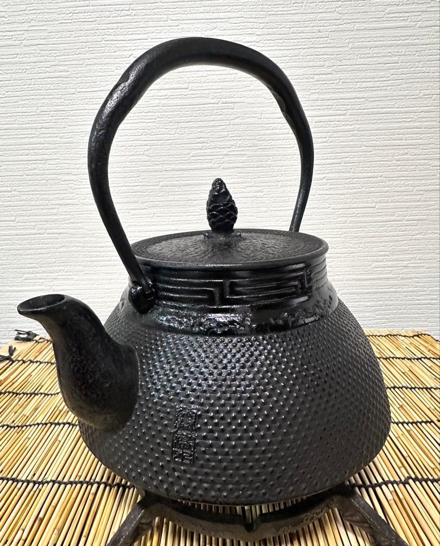 新品、供箱等付属品付　南部岩鋳四代目清末作 　真作保証　１８型アラレ　南部鉄瓶