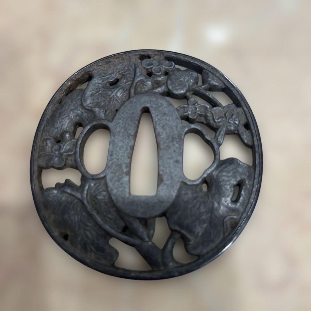 植物と動物の彫刻 鍔(つば)