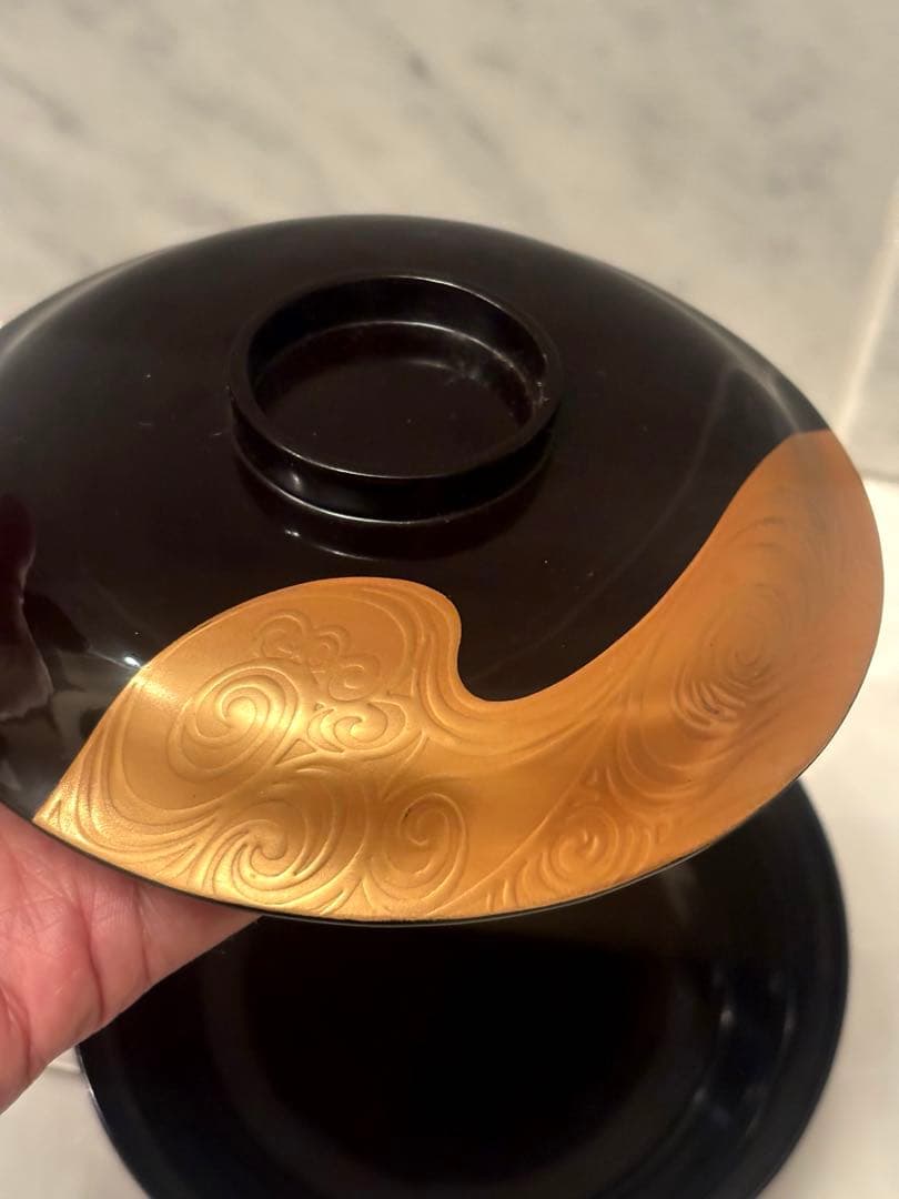 分厚い金彩で日本画のように美しい鶴の絢爛豪華な木製輪島漆塗りお椀2客