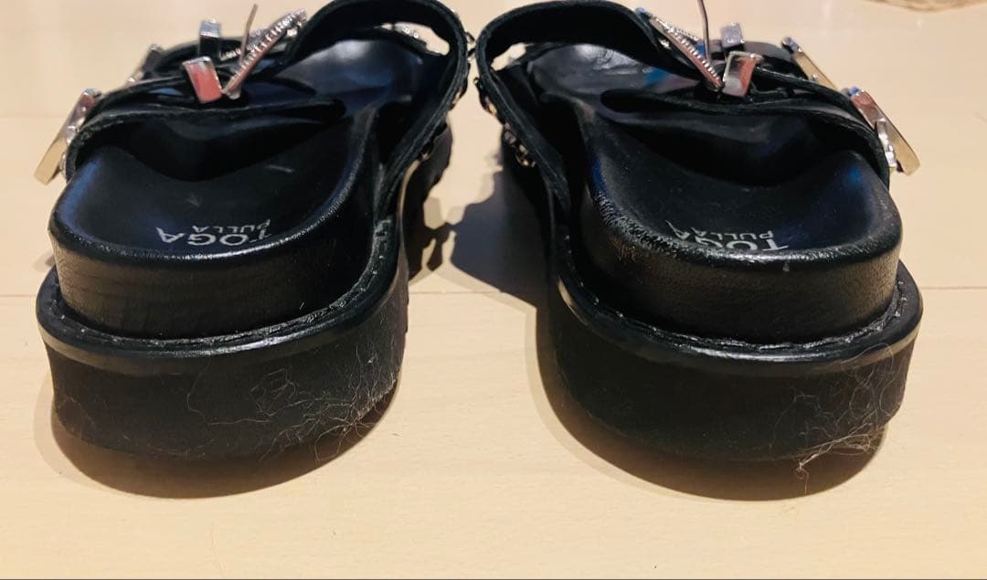 TOGA PULLA ブラック サンダル