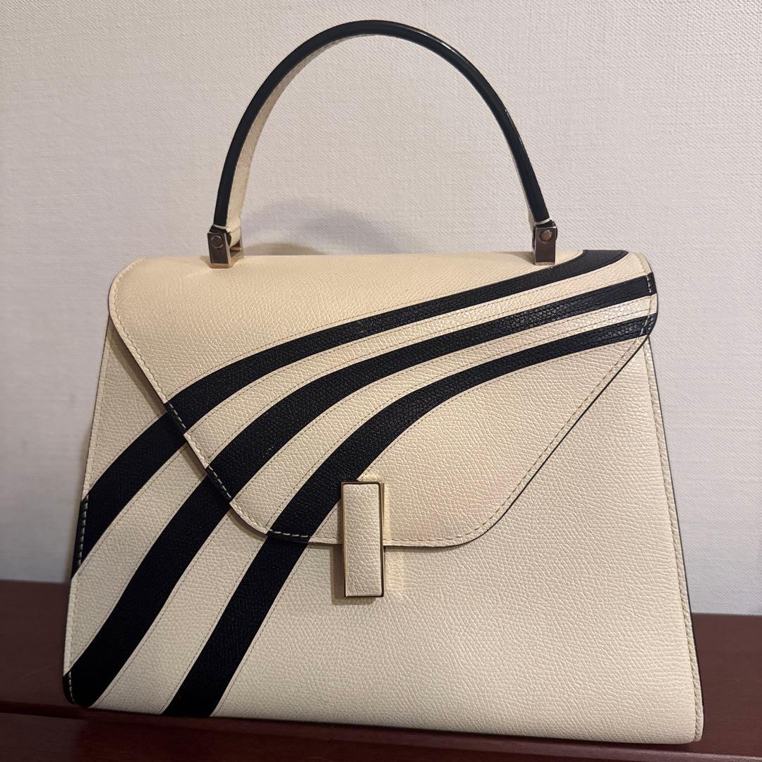 V alextra エレガントなアイボリーとブラックのハンドバッグ