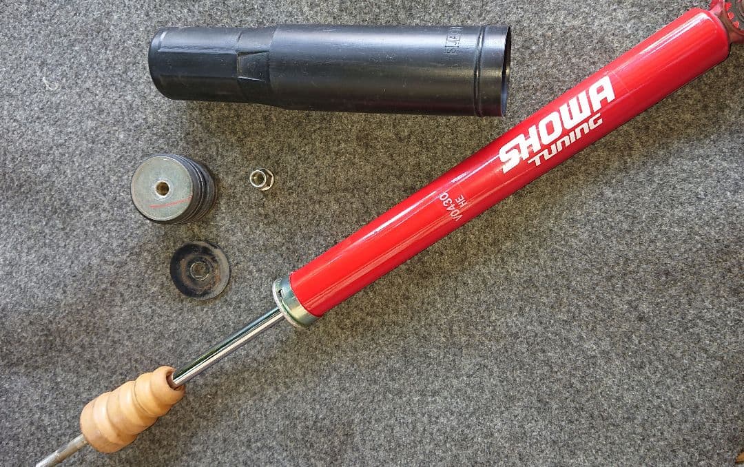 フィット GE8用 (リアのみ)SHOWA製ショックアブソーバー