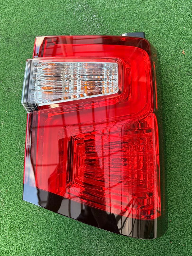 ⭐︎デリカD5 後期　テール　ライト⭐︎ 右側　運転席側　ランプ
