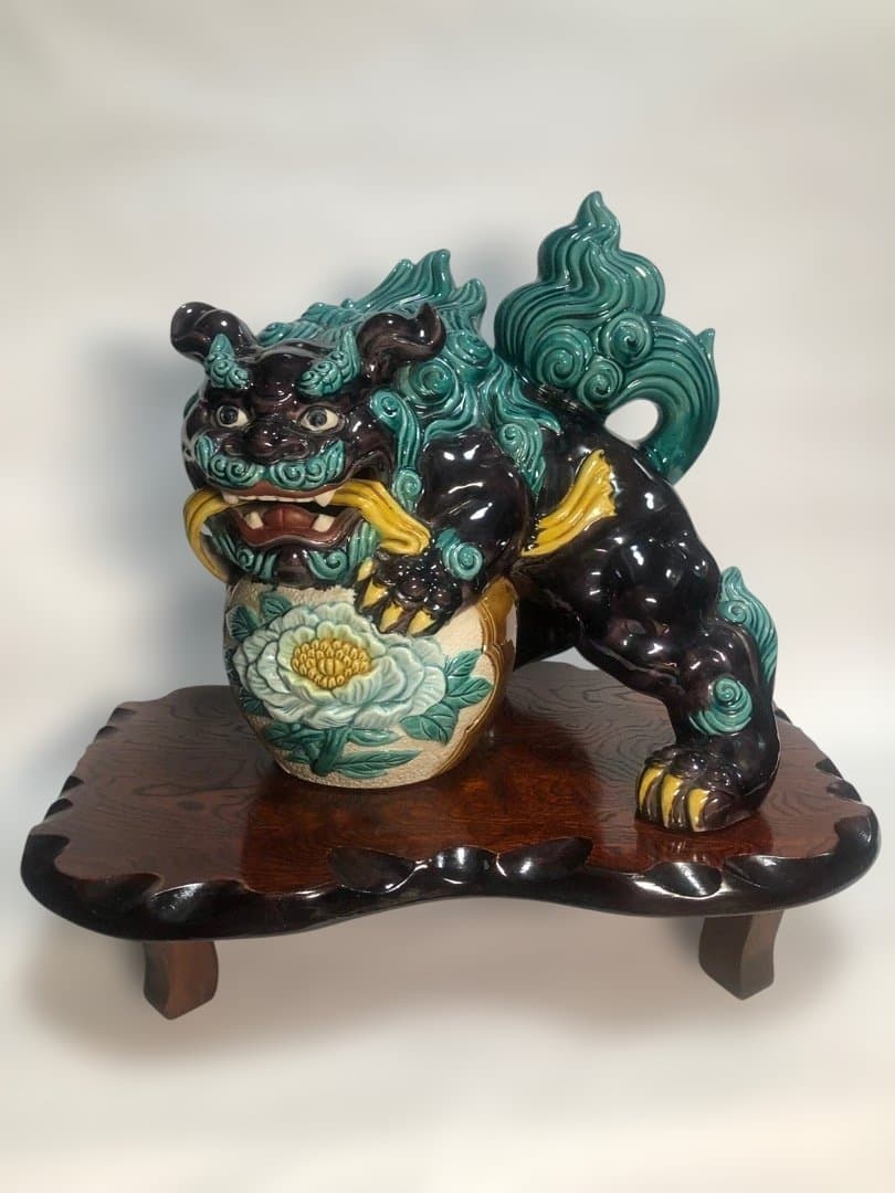 九谷焼　色絵玉乗り獅子　糠川清章造　縁起物置物　欅台付　魔除