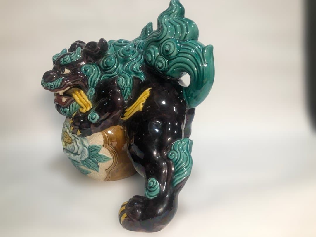 九谷焼　色絵玉乗り獅子　糠川清章造　縁起物置物　欅台付　魔除