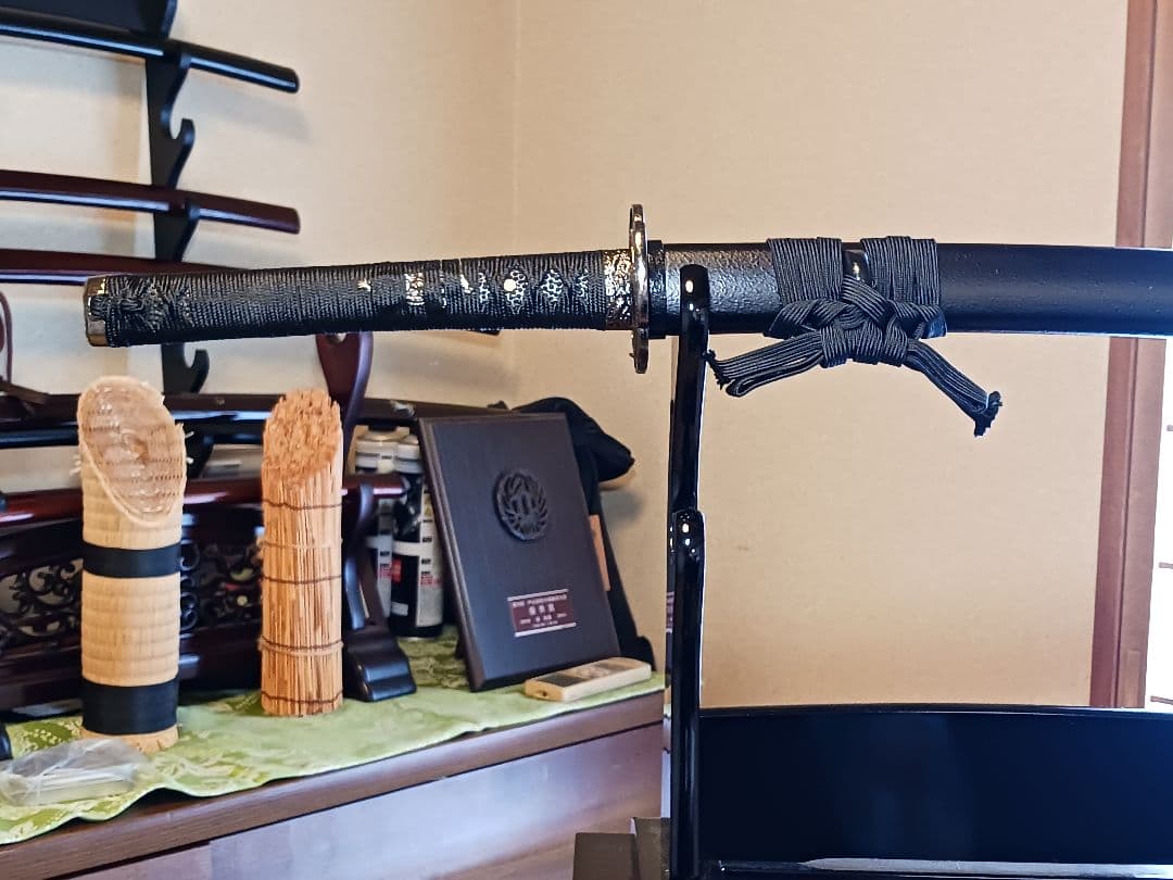 模造刀、新撰組.永倉新八愛刀(播州手柄山氏繁)写し 一貫巻拵、鐔.燻し銀鯉滝登り