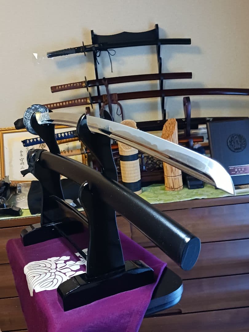 模造刀、新撰組.永倉新八愛刀(播州手柄山氏繁)写し 一貫巻拵、鐔.燻し銀鯉滝登り