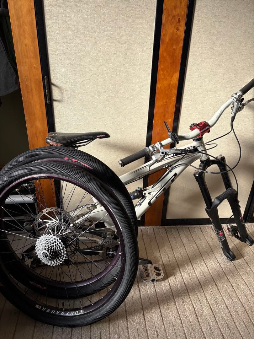 ダウンヒル用マウンテンバイク本体　直接取引　（1/31まで出品）