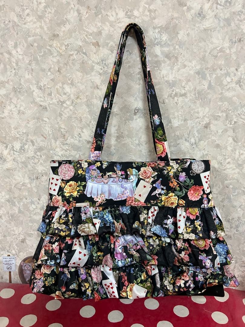 なん　ジョリーフルール フリルバッグ　Aliceパーティー柄ブラック