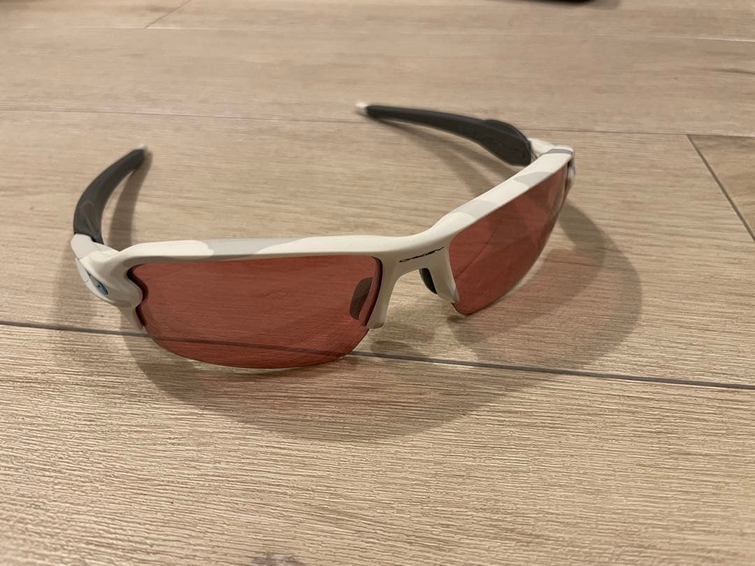 オークリーゴルフ用ホワイト/レッド偏光サングラス