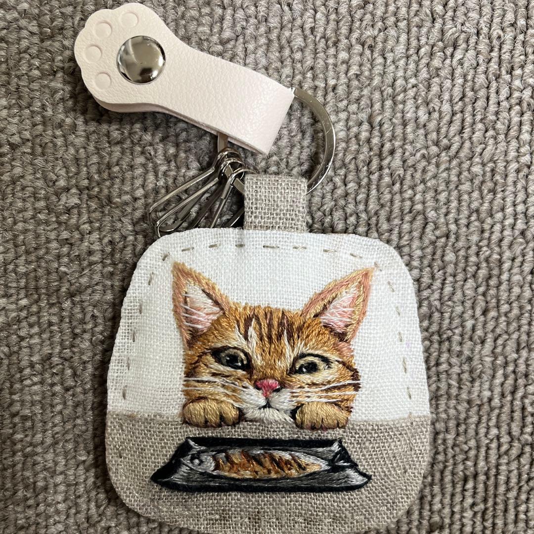 タ*ー様 ハンドメイド刺繍キーホルダー焼き魚と茶トラさん