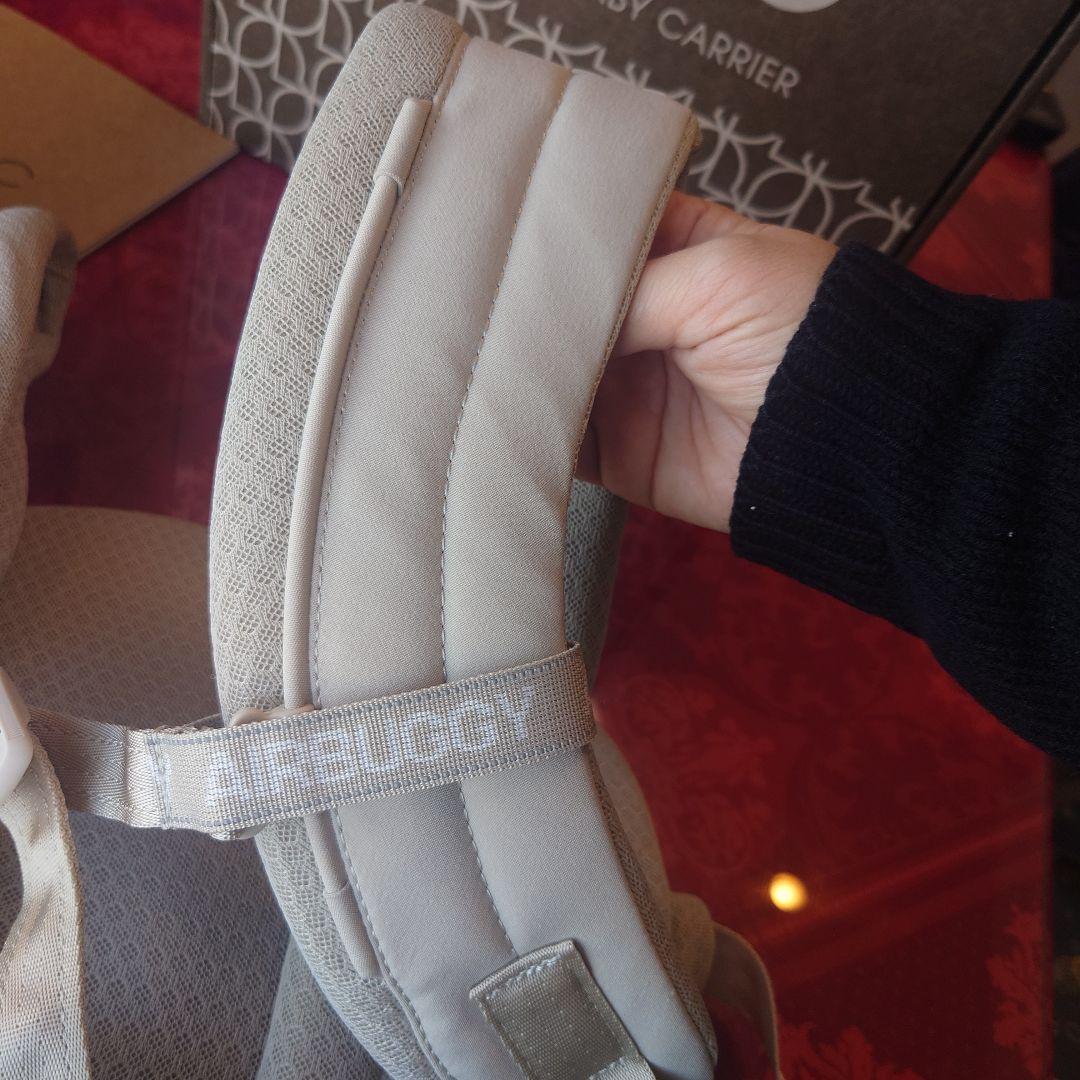 【美品】AIRBUGGY エアバギーベビーキャリア 抱っこ紐　サンドアッシュ