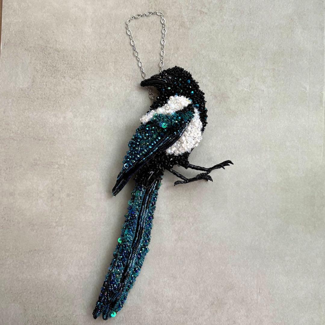 【カササギ】ビッグサイズ ビーズ刺繍ブローチバッグチャーム