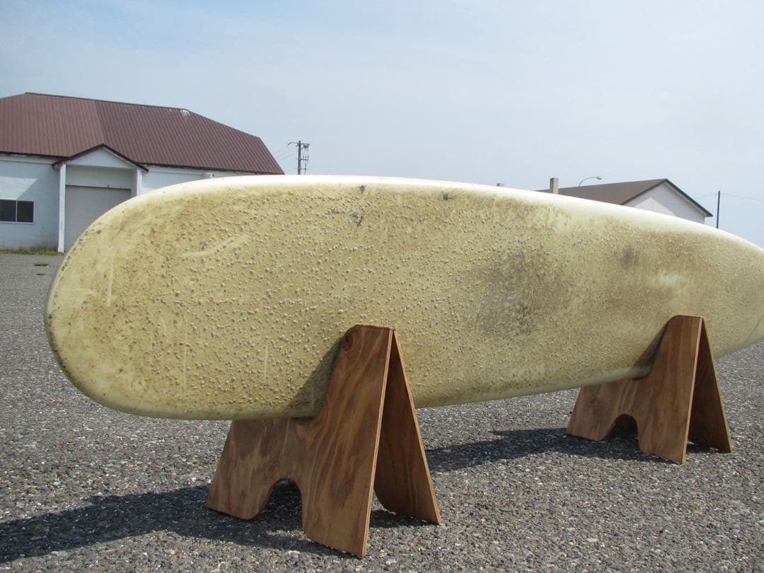 職人が手掛ける木製 サーフボードスタンド