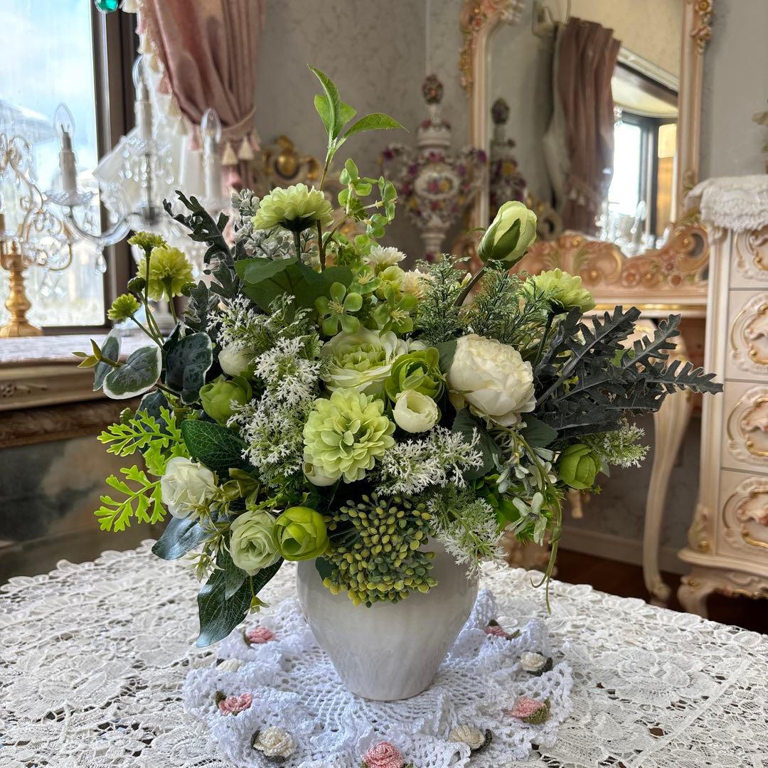 薄黄緑のフラワーアレンジメント 造花