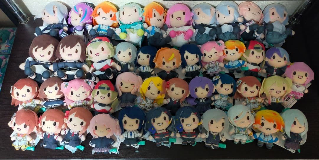 カラフルなキャラクターぬいぐるみセット