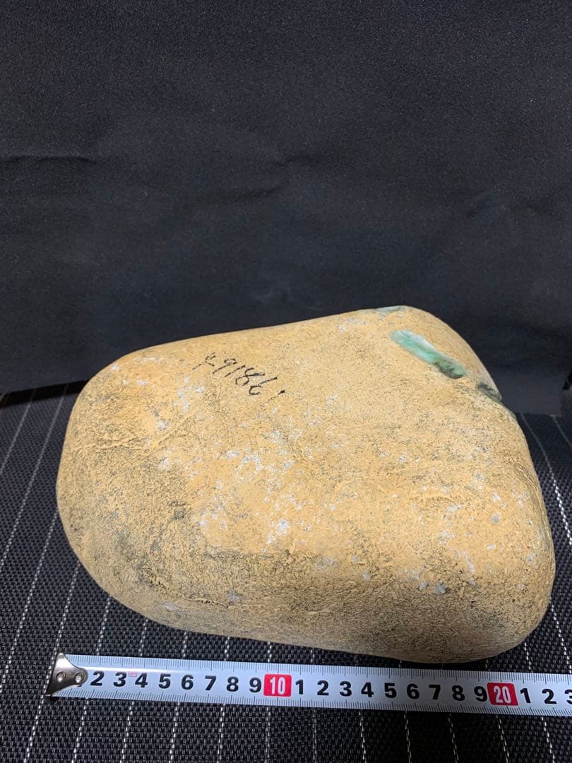 天然翡翠原石（高品質緑色）黒檀木台座付き