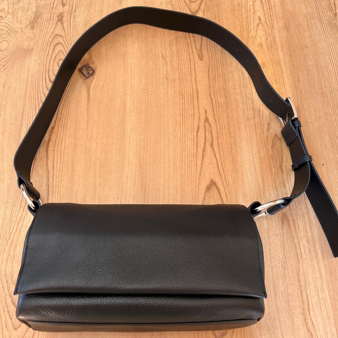 美品ビアズリー　レザーボディバッグ ブラック