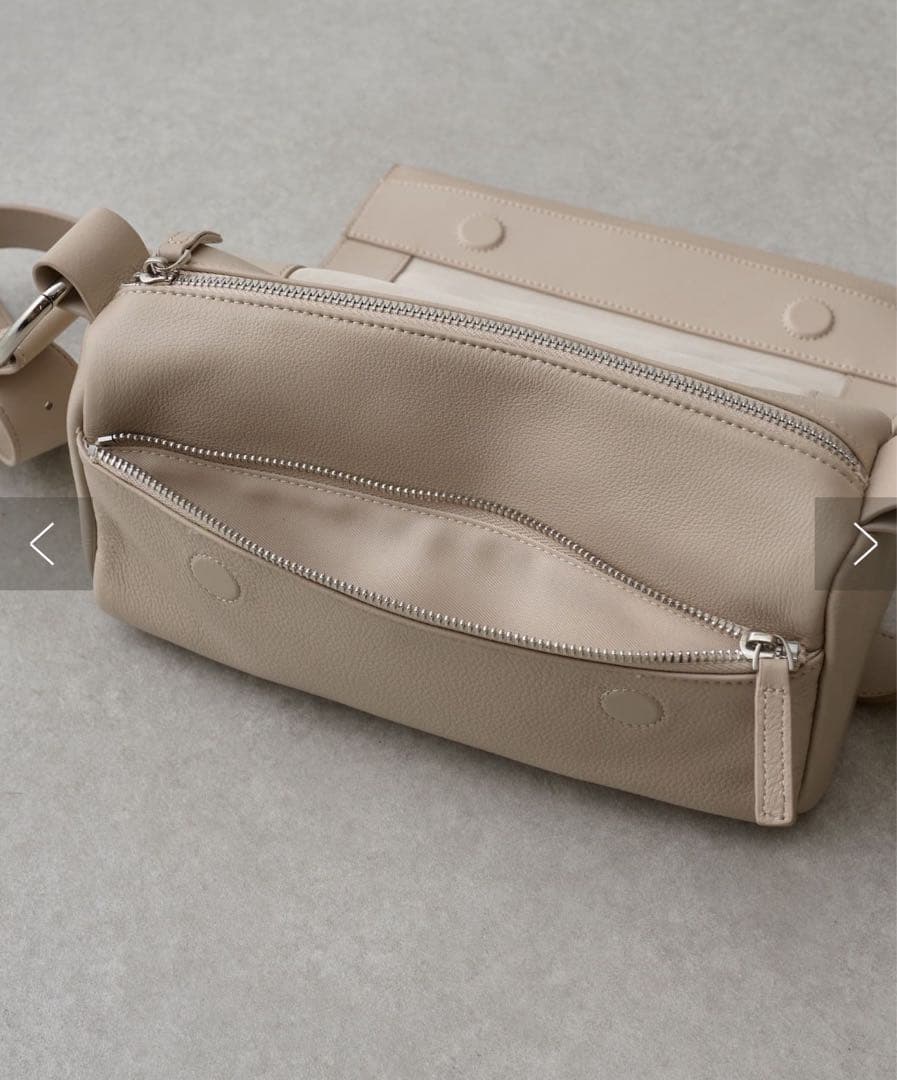 美品ビアズリー　レザーボディバッグ ブラック