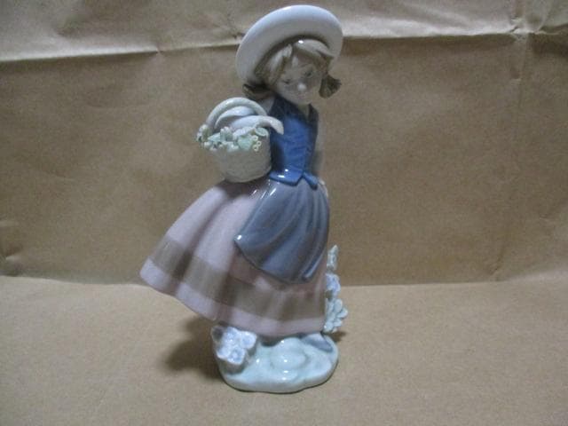 リアドロ人形　花籠抱く女の子　M32-3